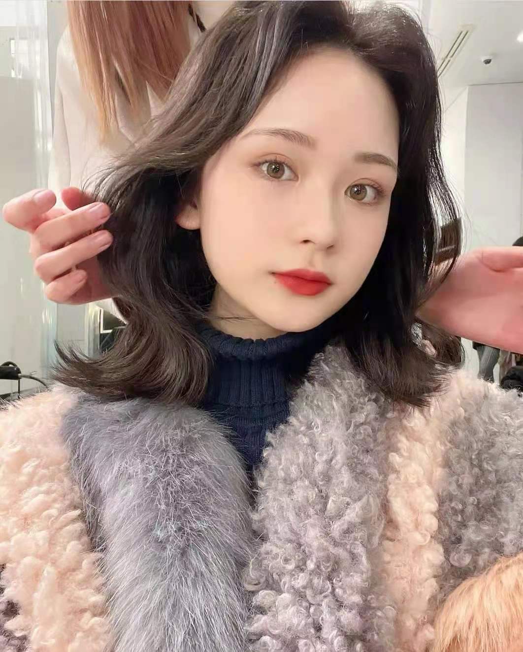 2021最火的"鱼尾烫"锁骨发,适合圆脸方脸女士,简约时尚又高级|发型