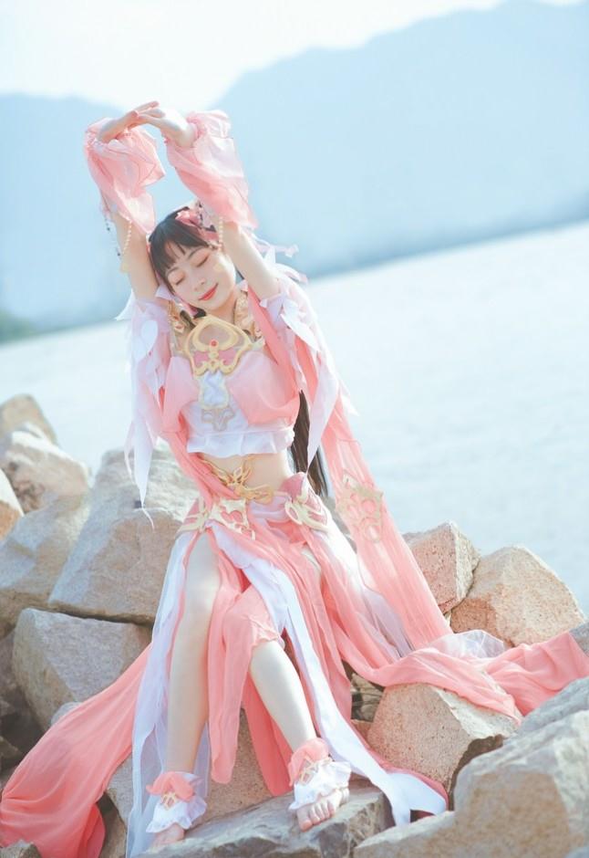 《剑侠情缘3》七秀秀萝cosplay,水友:别光看腿啊!