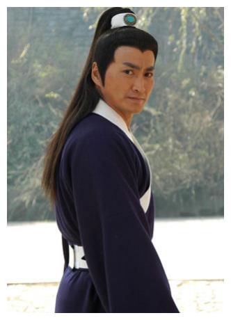 展昭何家劲近照曝光街头开挖掘机赚钱60岁一身肌肉仍单身