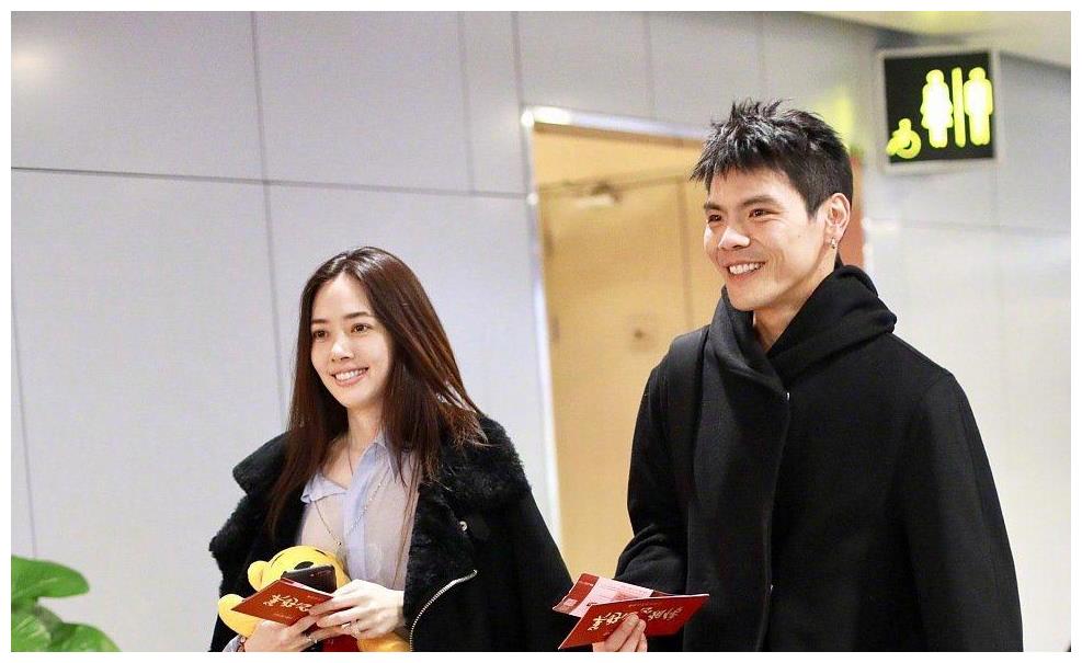 郭碧婷向佐夫妇近照曝光,甜蜜旅游,网友:碧婷肚子有点凸哦