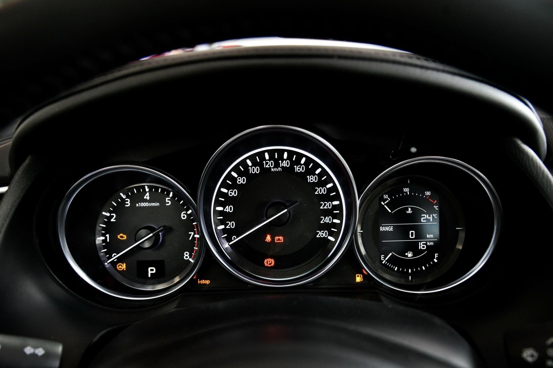 仪表并没有采用全液晶,依旧采用经典的机械式三连仪表,不过油量显示和