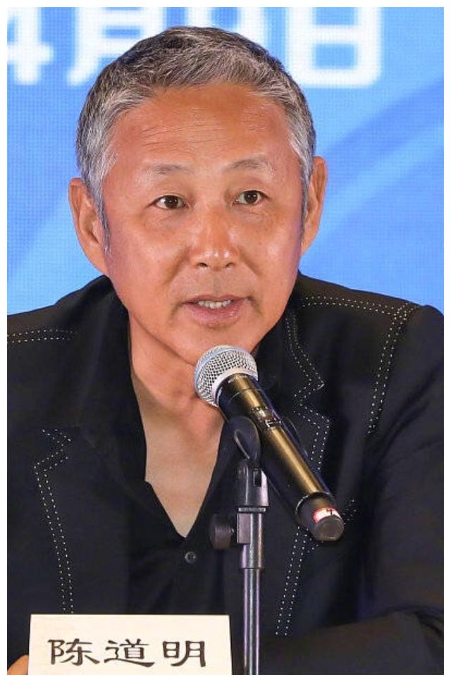 64岁陈道明现身!一头白发脸部长满老年斑,但打扮时尚超吸睛