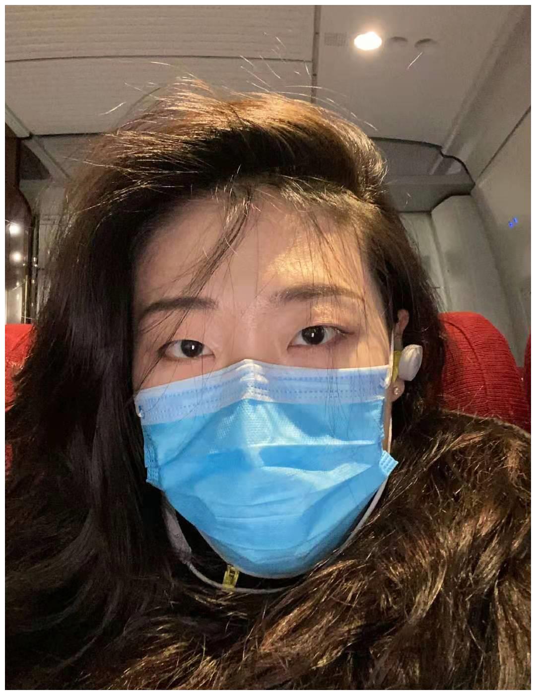 国手刘晏含时隔1月再度发自拍戴口罩坐豪车大波浪御姐范十足