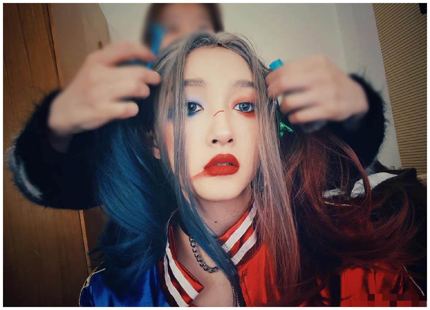 关晓彤cos小丑女造型画伤痕妆美飒十足挑染扎双马尾超炫酷