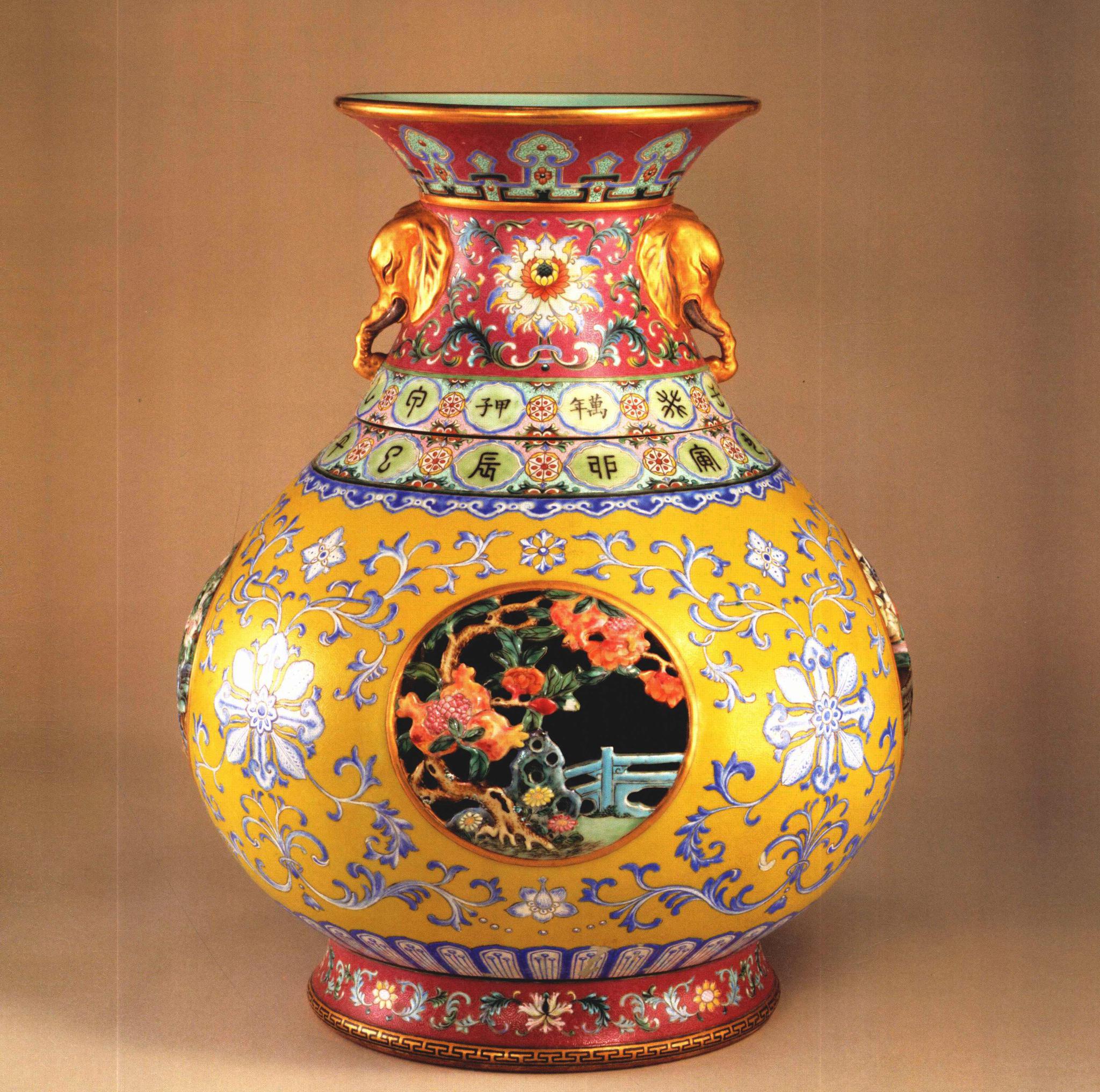 故宫珍藏宝物制作难度很大乾隆时期独特瓷器粉彩镂空转心瓶