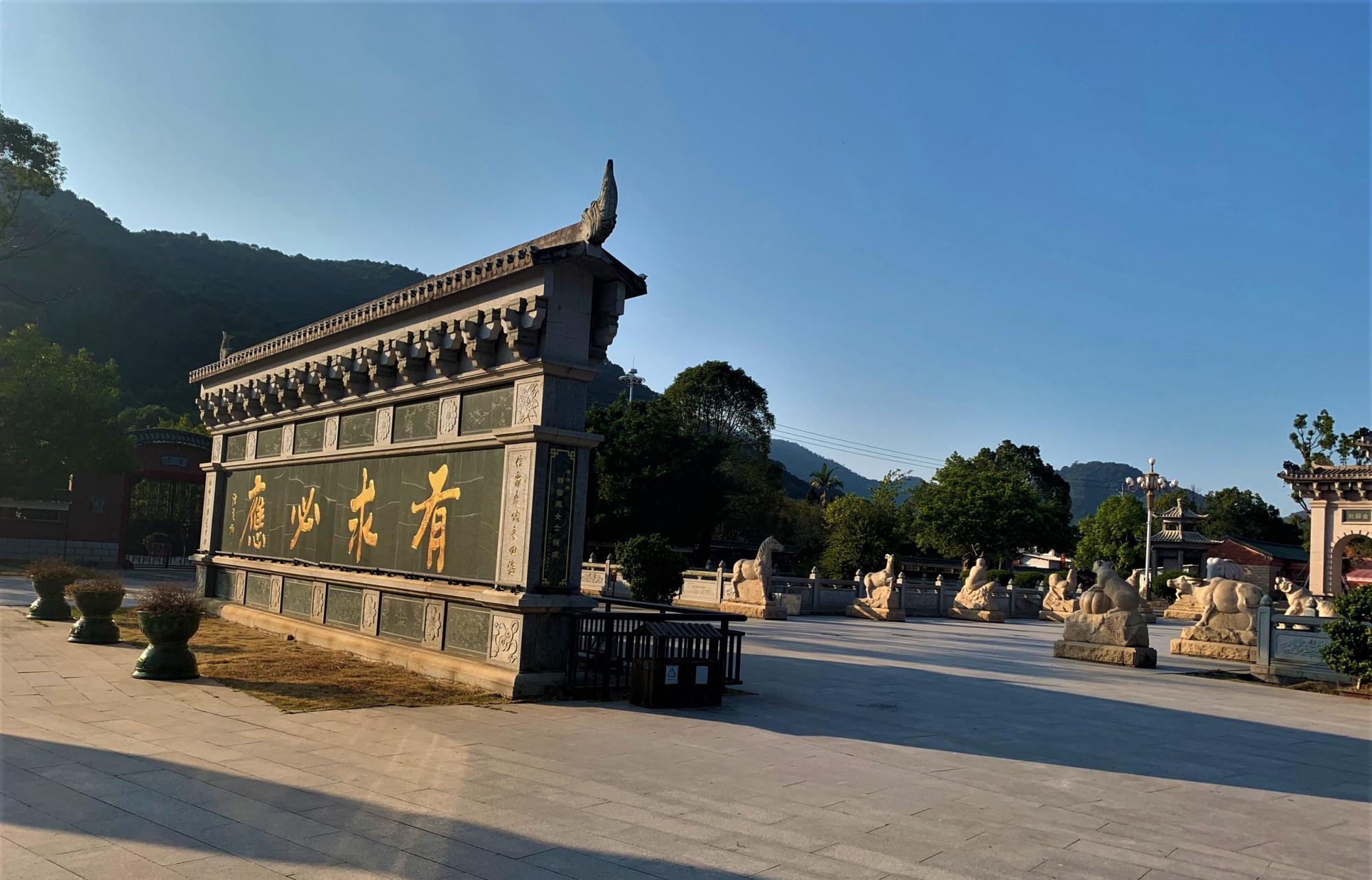 现存的寺院,重建于清末,整个寺依山而筑,有山门,大雄宝殿,祖殿,斋堂僧