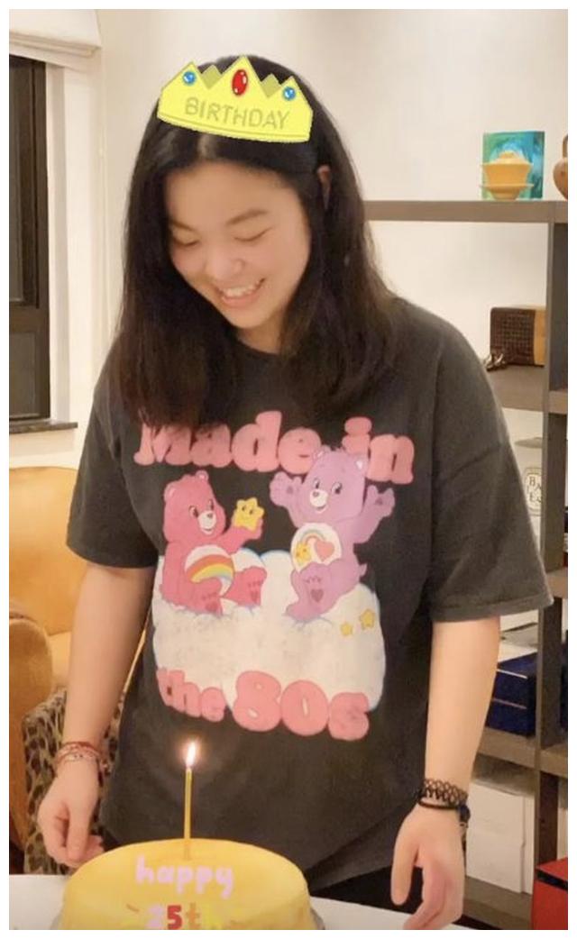 钟镇涛长女钟嘉晴与继母庆25岁生日幸福洋溢与继母感情超章小蕙