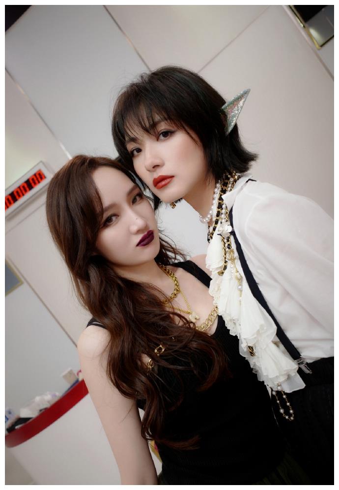 万茜晒姐姐们美照存货 美丽动人颜值拉满