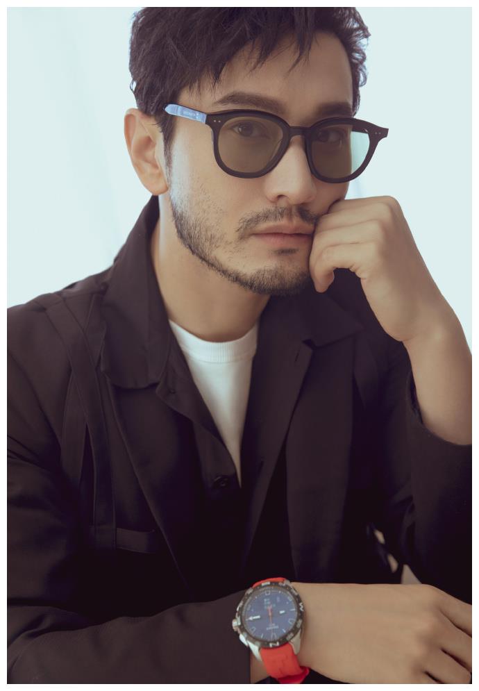 黄晓明开始蓄小胡子,黑色外套配超厚红底鞋,凹出"霸总"气质