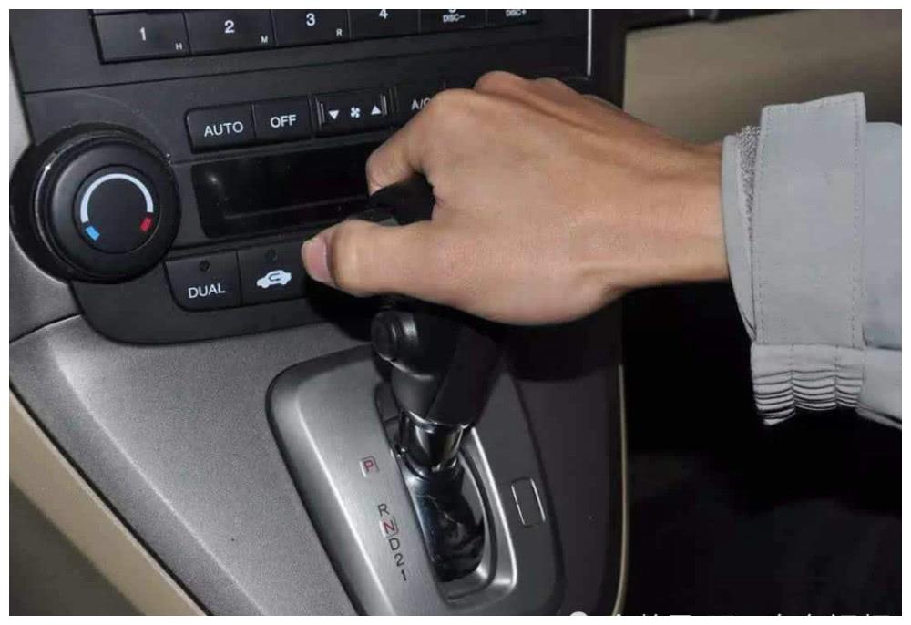 自动挡停车,怎样挂挡才更合理?老司机:挂n档熄火很伤车的!