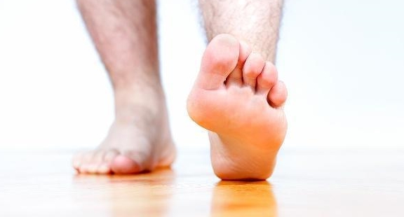 一走路总是感觉脚后跟疼,大多离不开这几个因素,尽量别再拖延