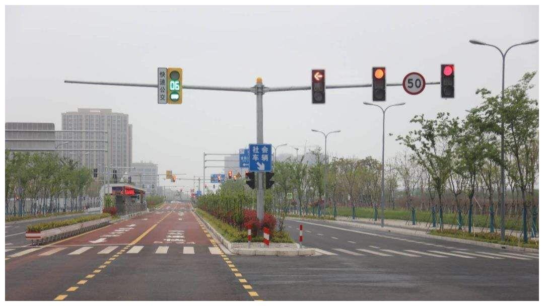 必须注意的是道路行驶必须注意安全, 在大十字路口里,不是一有红绿灯