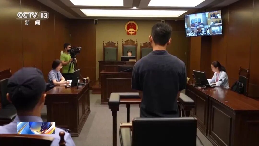 男子醉酒使用辅助驾驶开车，与出租车发生剐擦后加速冲卡