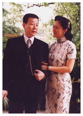 寇世勋的大老婆崔瑶琪是他自小认识的青梅竹马,而小老婆却是他的红颜