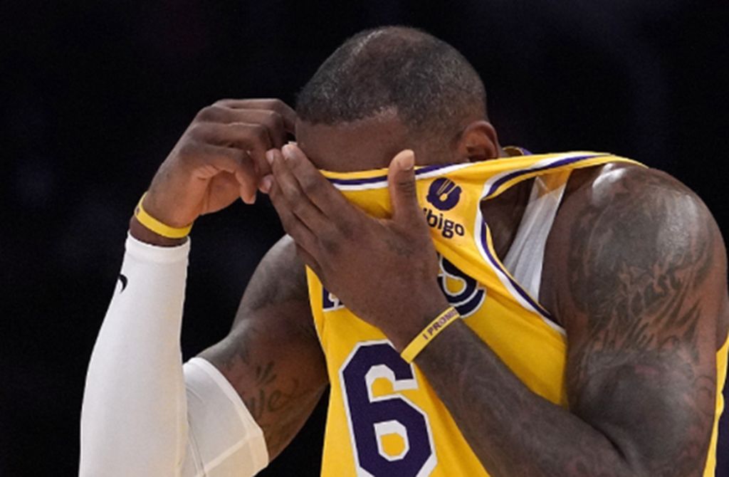 珍妮阿姨笑容灿烂甜瓜被两人包夹也没有传给一人两位新人到来