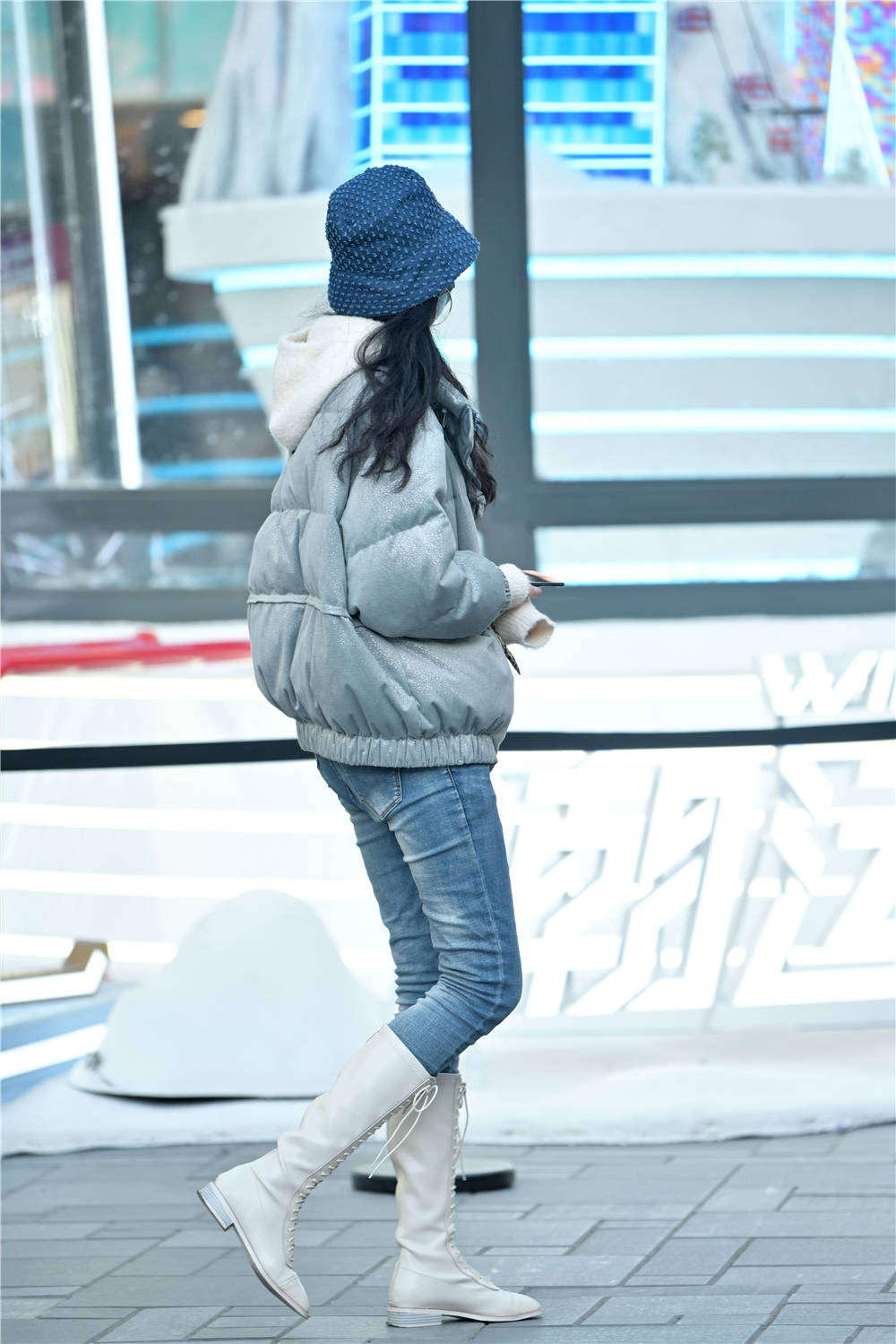 长靴搭配修身牛仔裤经典的冬季穿搭谁穿都很时尚