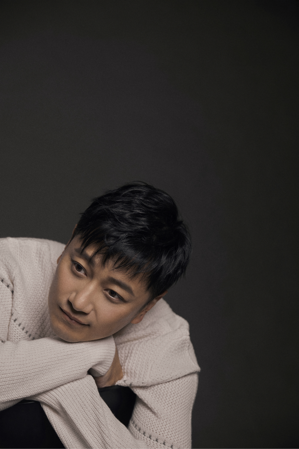 《瞄准》热播好评不断 张洪睿曝初秋写真展硬汉柔情