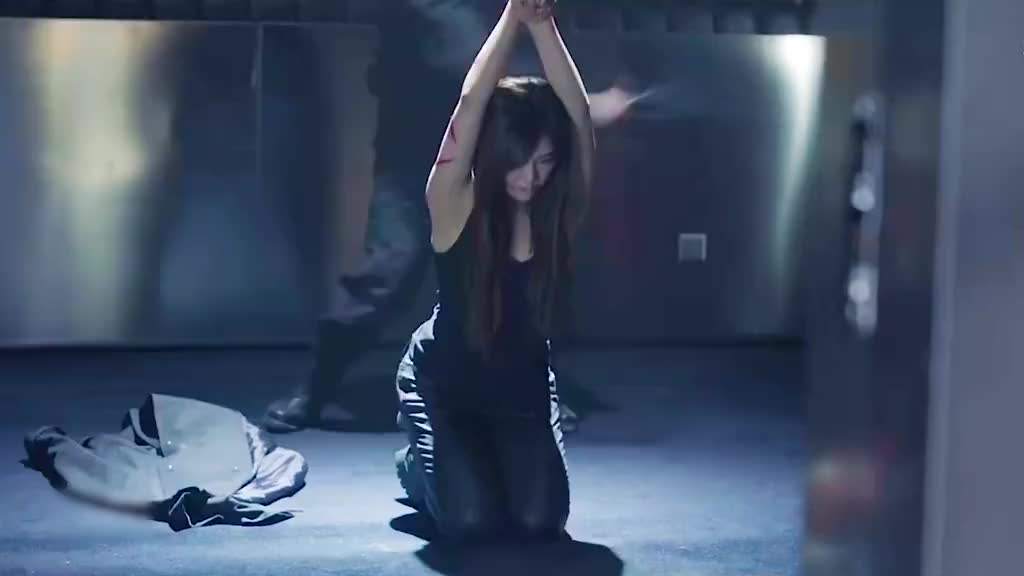 这一鞭子下去是真打啊,心疼女演员两秒