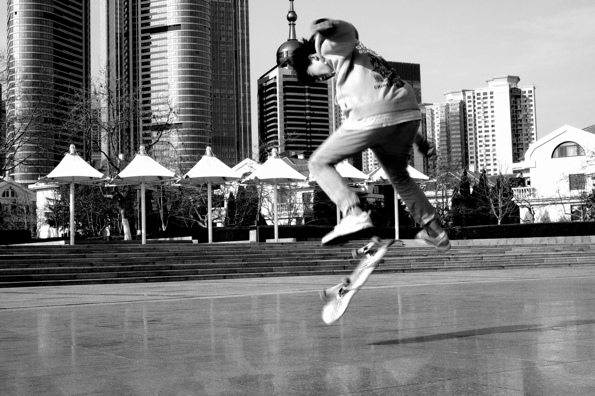 滑板少年街头炫技意外走红网络