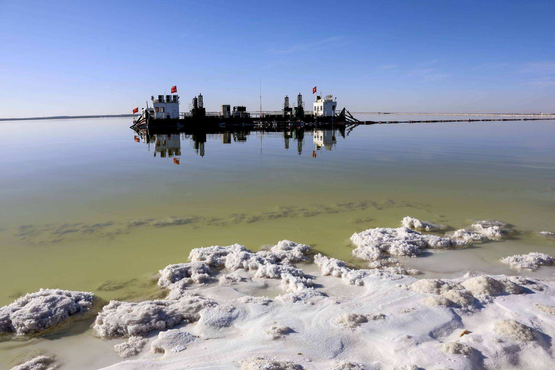 钾肥有限公司主要从事氯化钾的生产和销售,公司拥有察尔汗盐湖开采