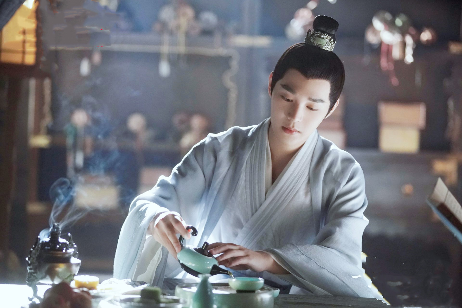 袁昊扮演的沈夜,据原著所说,惊艳异常,美于女子.