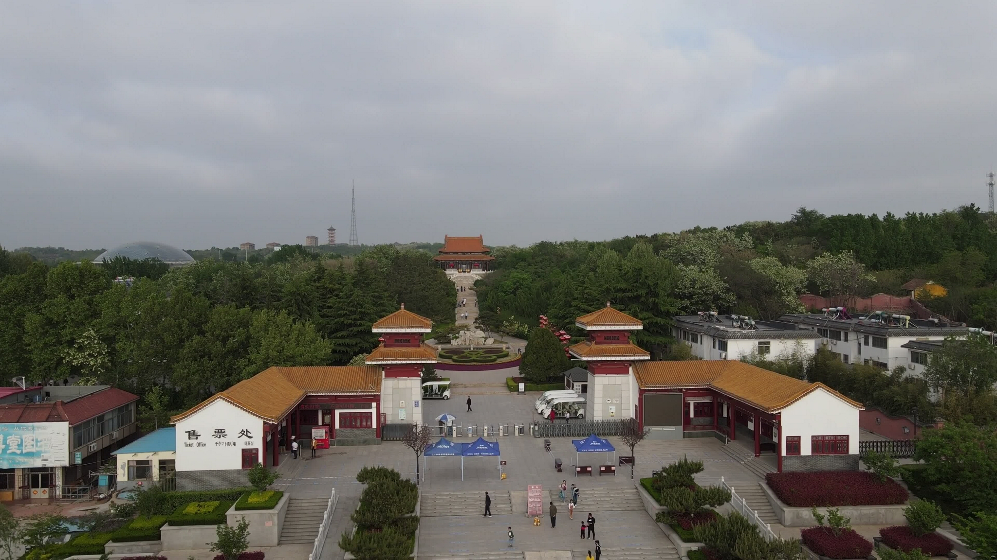 山东安丘市:无人机俯瞰安丘著名的4a级景区青云山民俗游乐园