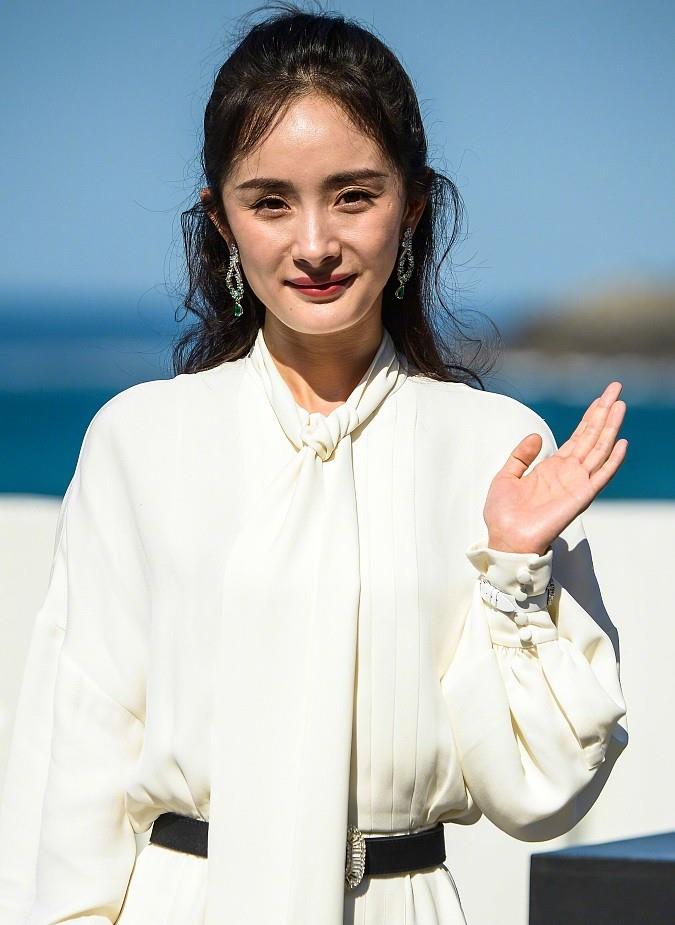 高清镜头下的杨幂,毛孔粗大到隔着屏幕都能看到洞,真的老了