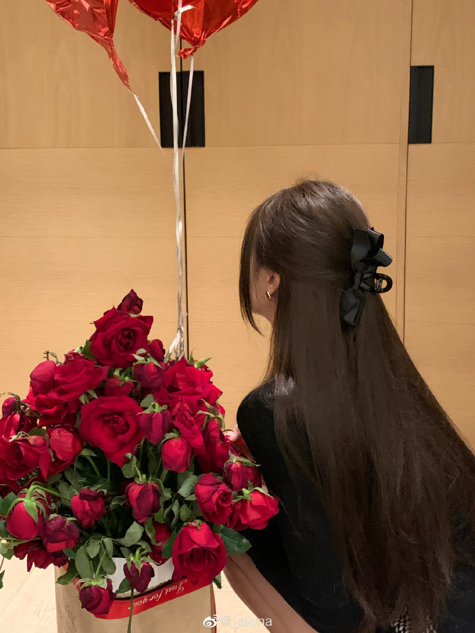 美女小姐姐收到玫瑰花,好开心啊__财经头条