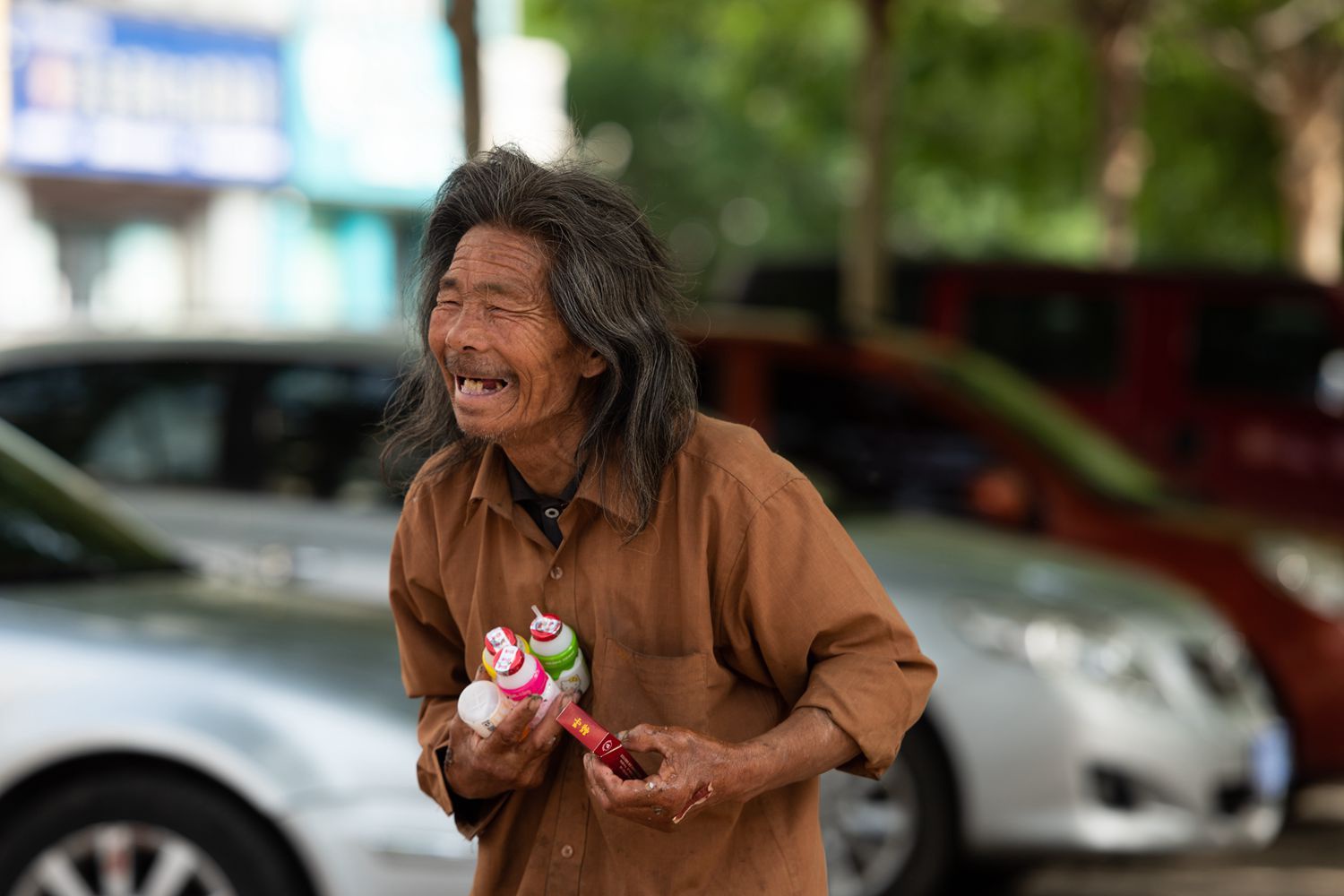 8旬老人拾荒30年,12只狗狗相伴,看他生活成啥样