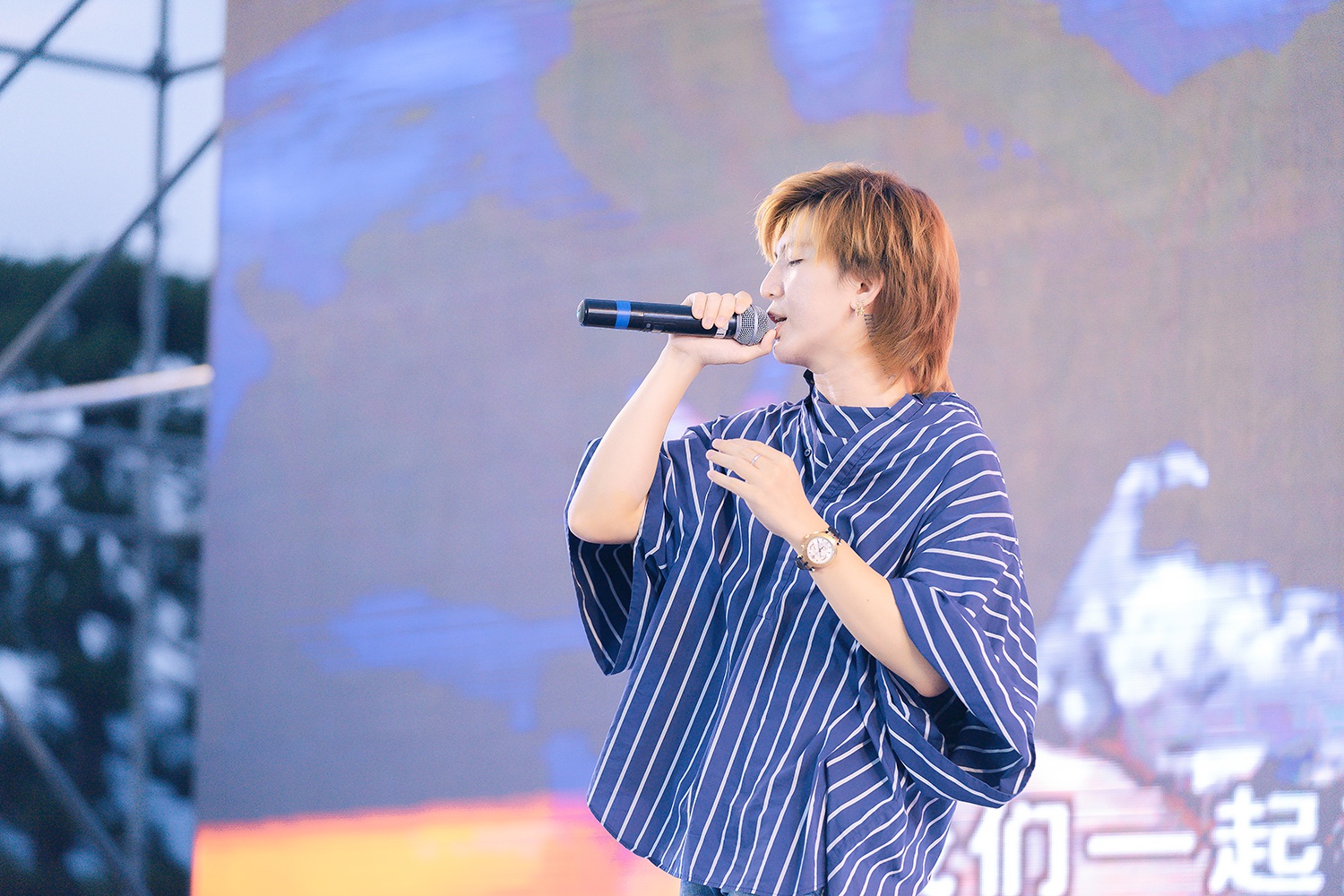 2013年的夏天,梁君诺以一首《浮夸》获得张惠妹导师的青睐.