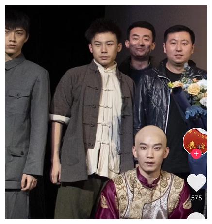 北电17级毕业合照曝光，认出了王俊凯，却没认出《棋魂》中的他休闲区蓝鸢梦想 - Www.slyday.coM