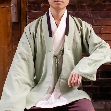 宋朝褙子的领型有直领对襟式,斜领交襟式,盘领交襟式三种,以直领式为