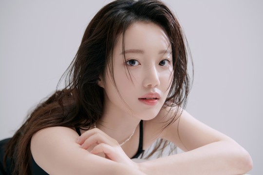 韩国女艺人韩素恩拍杂志写真秀出众美貌