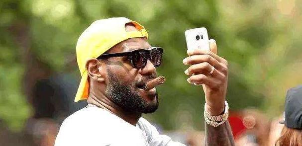 "瓜哥一根烟,纽约半边天",你说安东尼没有黑帮关系,我怎么都不信.