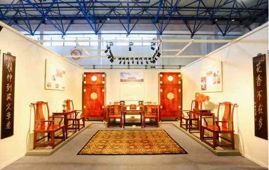 展会引入直播看展形式,活动首日"衍生——2021中国红木家具文化博览会