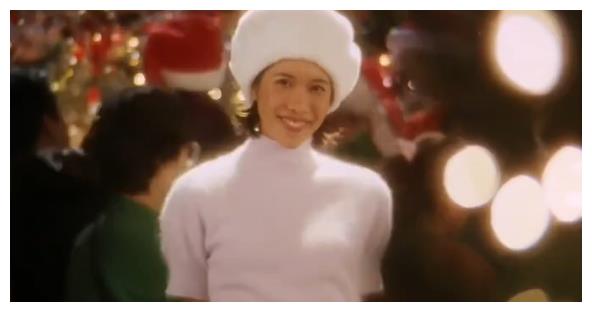 大家都知道,莫文蔚在电影中扮演了两个角色,一个是丑到他妈都认不出