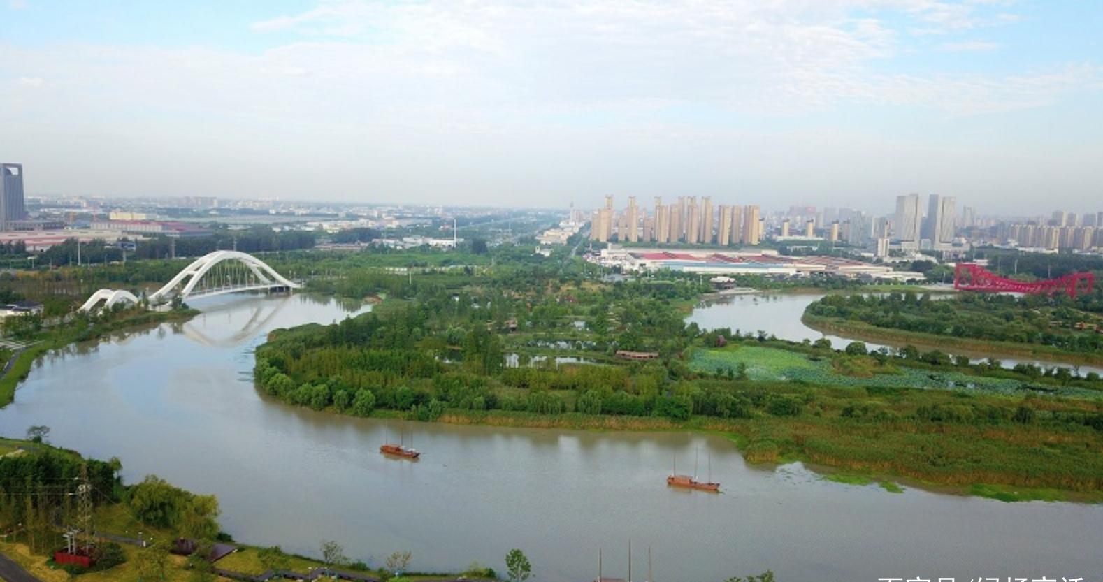 仲夏時節,江蘇省揚州市運河三灣風景區草木蒼翠,綠意醉人,溼地與城市