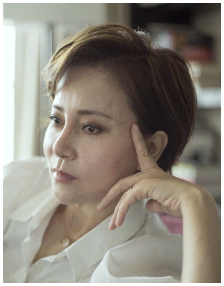 宋妍霏晒妈妈年轻时的照片,不当明星可惜了!