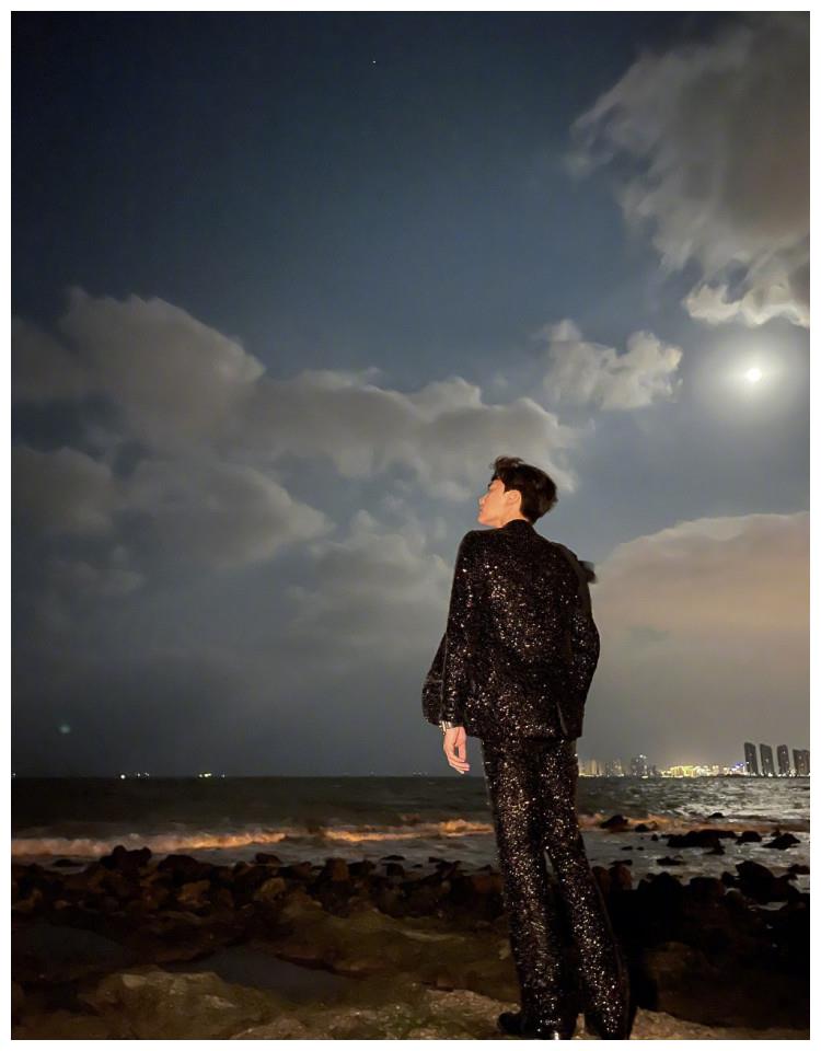 李易峰氛围感海边烟花大片 穿亮片西装矜贵绅士__财经头条