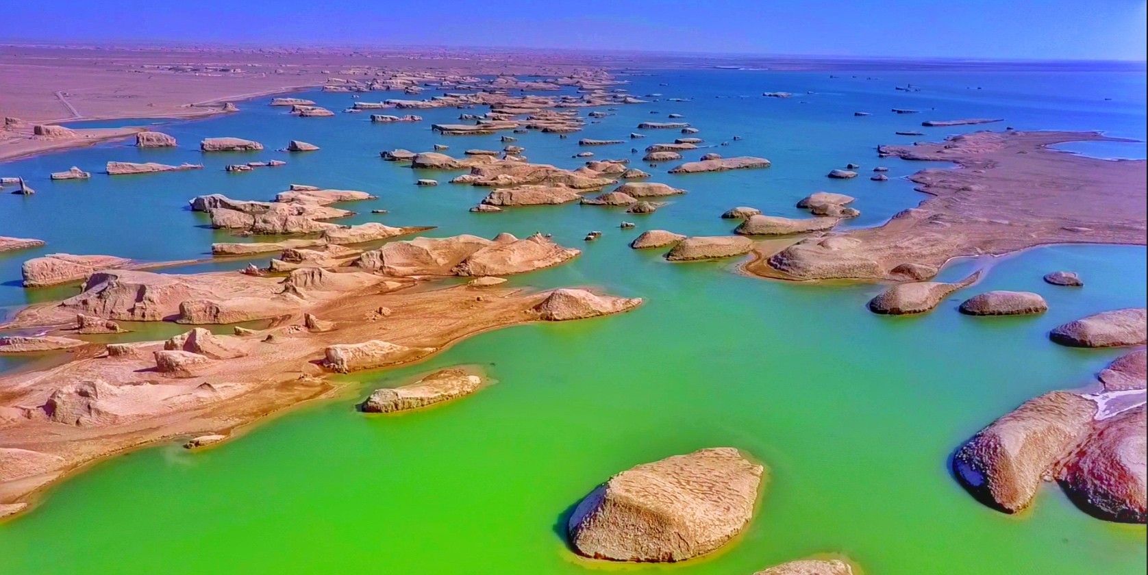 青海省海西州乌素特水上雅丹,镶嵌在柴达木盆地中的一块的碧玉