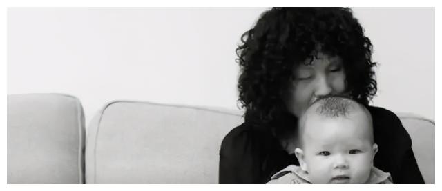 小孩降生时,罗琦看着新生命,泪流满面.