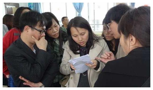 幼儿园老师帮孩子换裤子，掉出来的东西让她心酸，园长：请退学休闲区蓝鸢梦想 - Www.slyday.coM