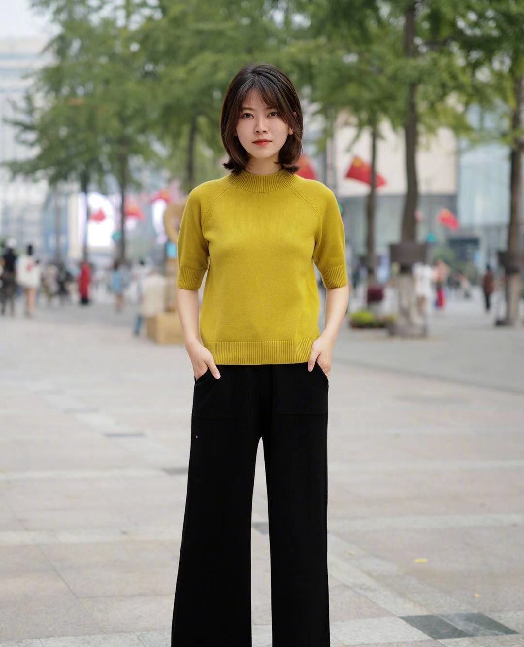街拍,小姐姐黄色针织衫搭配黑色阔腿裤,短发气质魅力十足