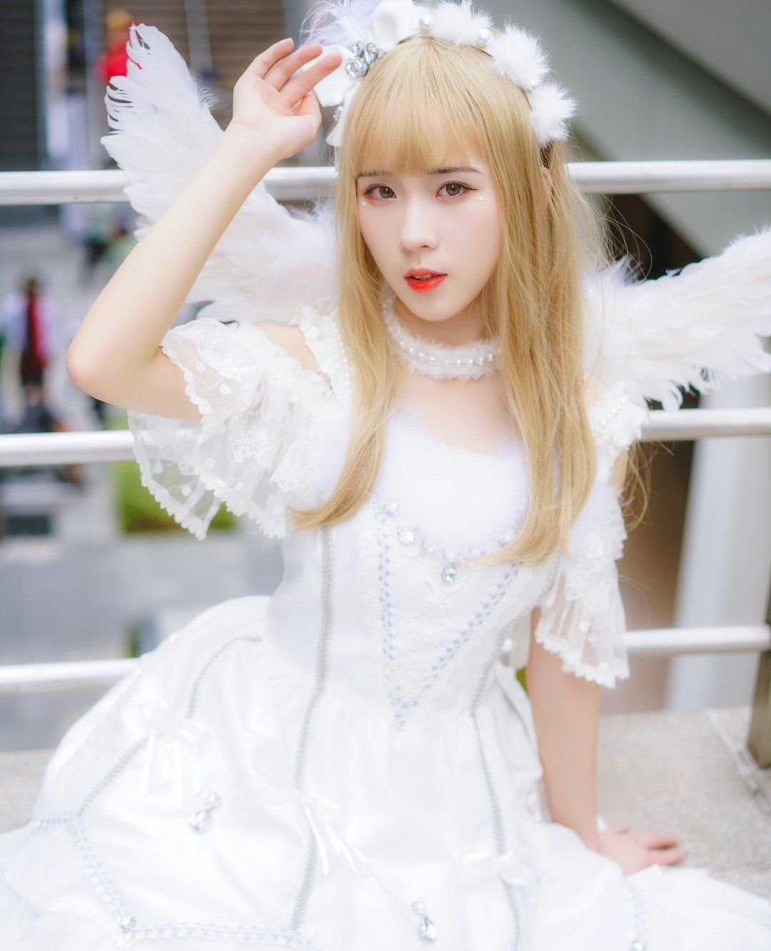 金发天使小姐姐,纯洁的白翅膀,网友:恋爱来了!