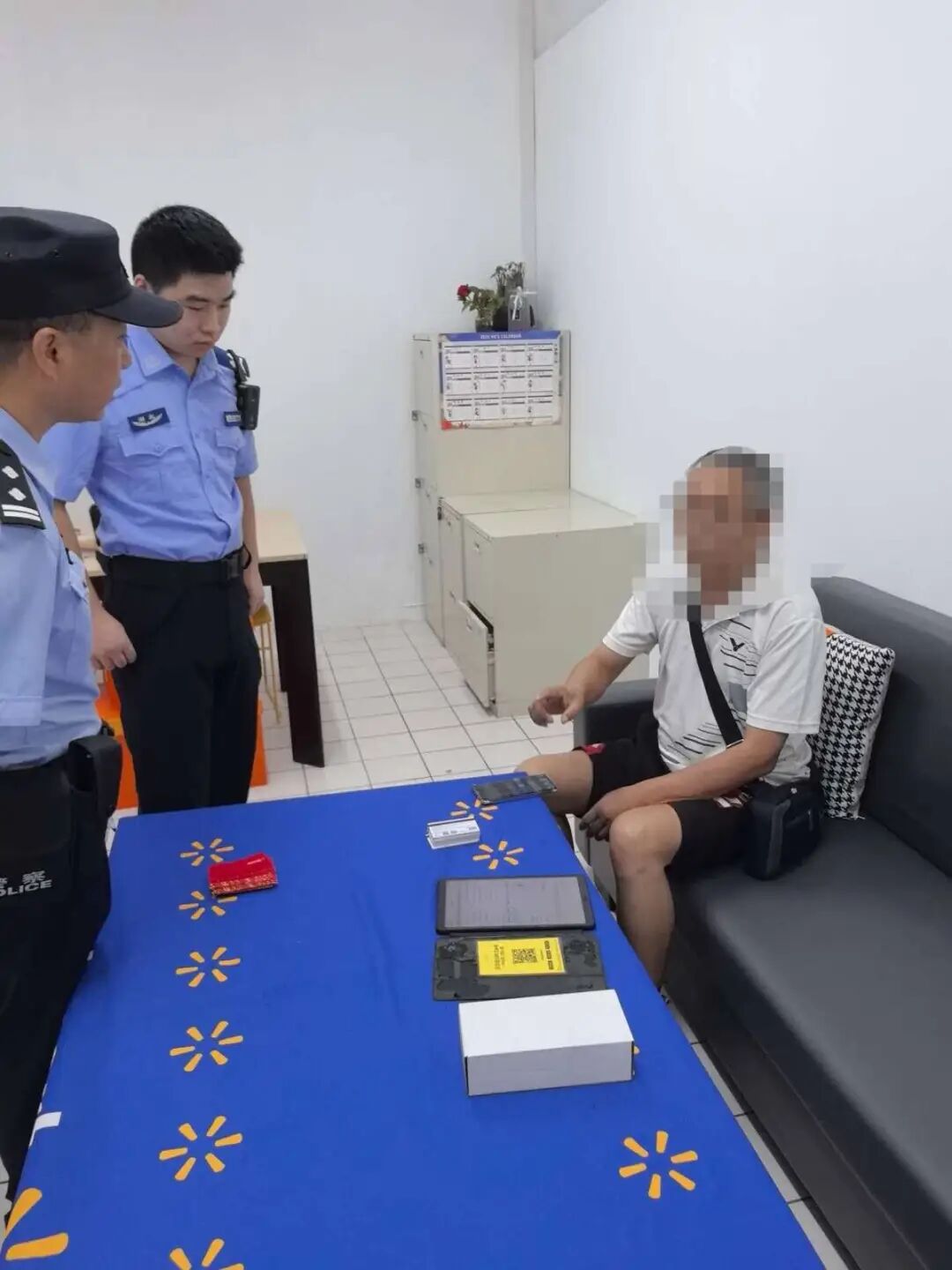 老人购26张千元购物卡,经理察觉报警,民警劝说一小时识破骗局 老人购26张千元购物卡,经理察觉报警,民警劝说一小时识破骗局