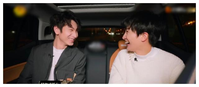 周深和蔡程昱,你们笑得收敛点,都看到你们满口的大白牙了__财经头条