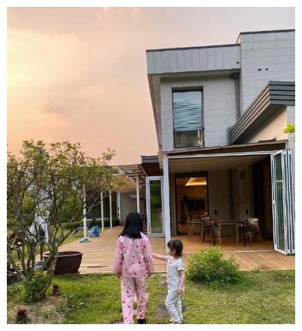 49岁李英爱晒亲子照,9岁龙凤胎在院子里挖土豆,豪宅面积大