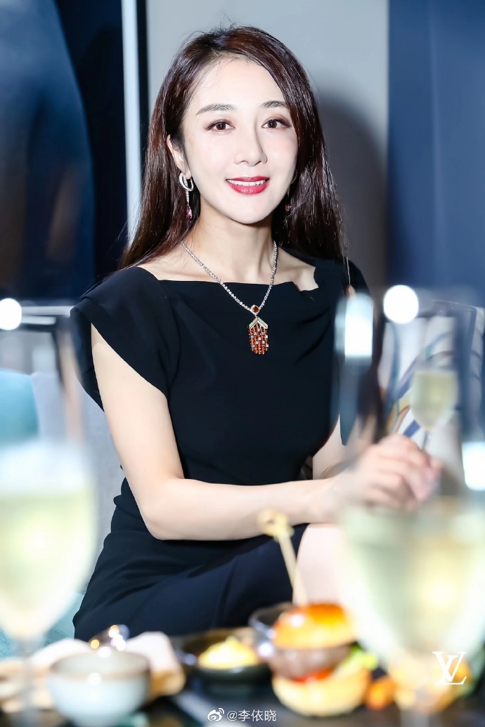 美女演员李依晓迷人美照真好看