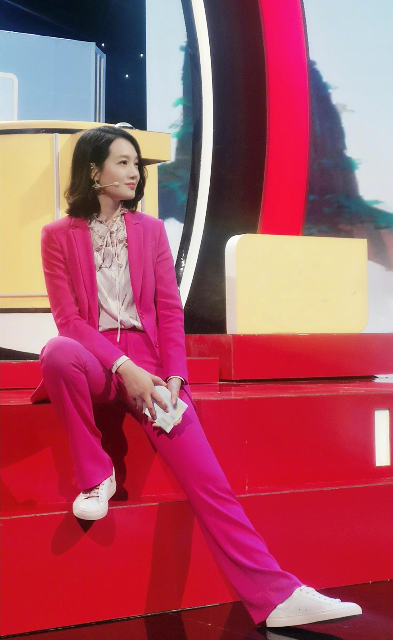 朱丹真是敢穿!黄皮肤也敢尝试玫红色西服套装,居然穿出时尚感