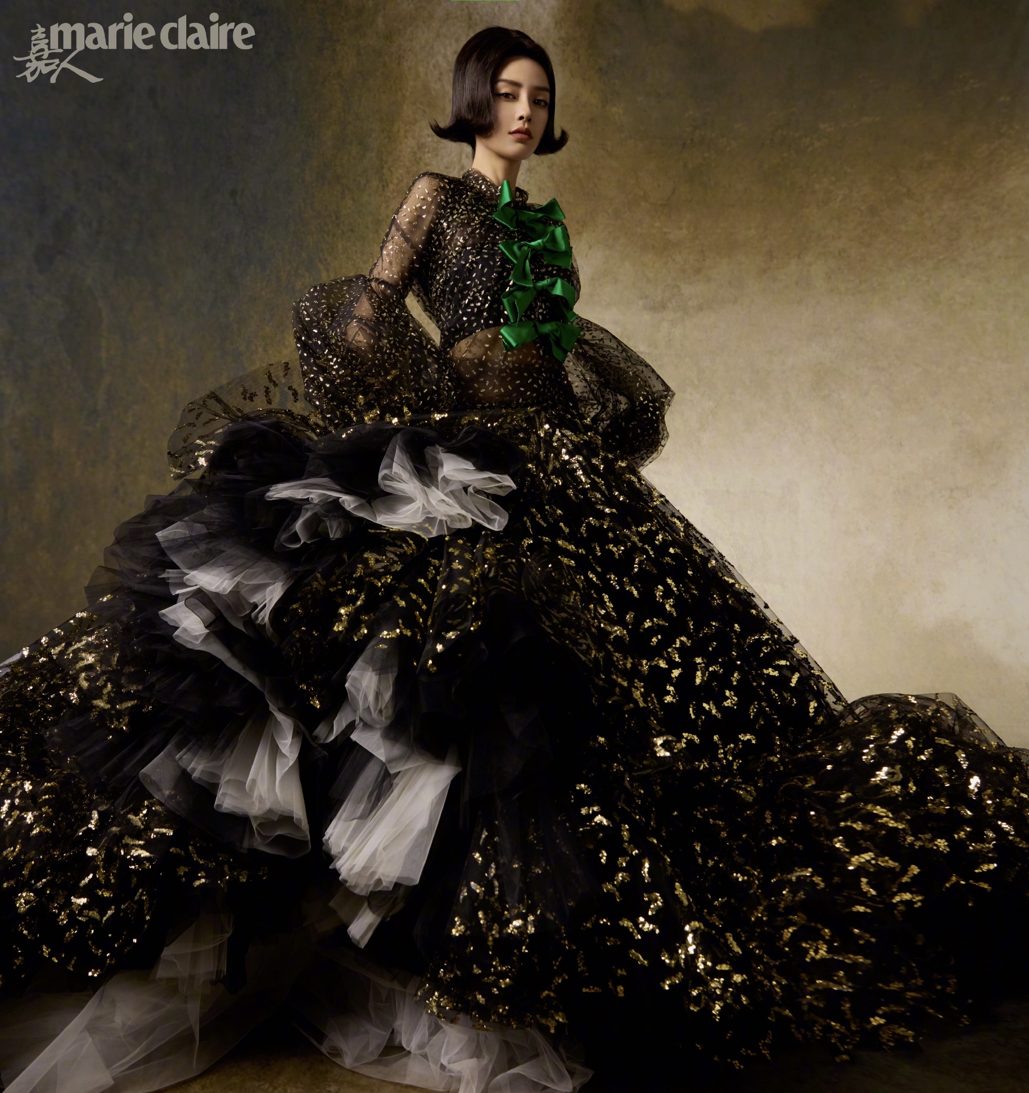 angelababy复古写真绝了,金色纱裙秀九头身,制服造型十足英气